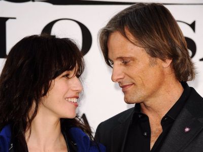 Ariadna Gil Giner and Viggo Mortensen are looking at each other and smiling.